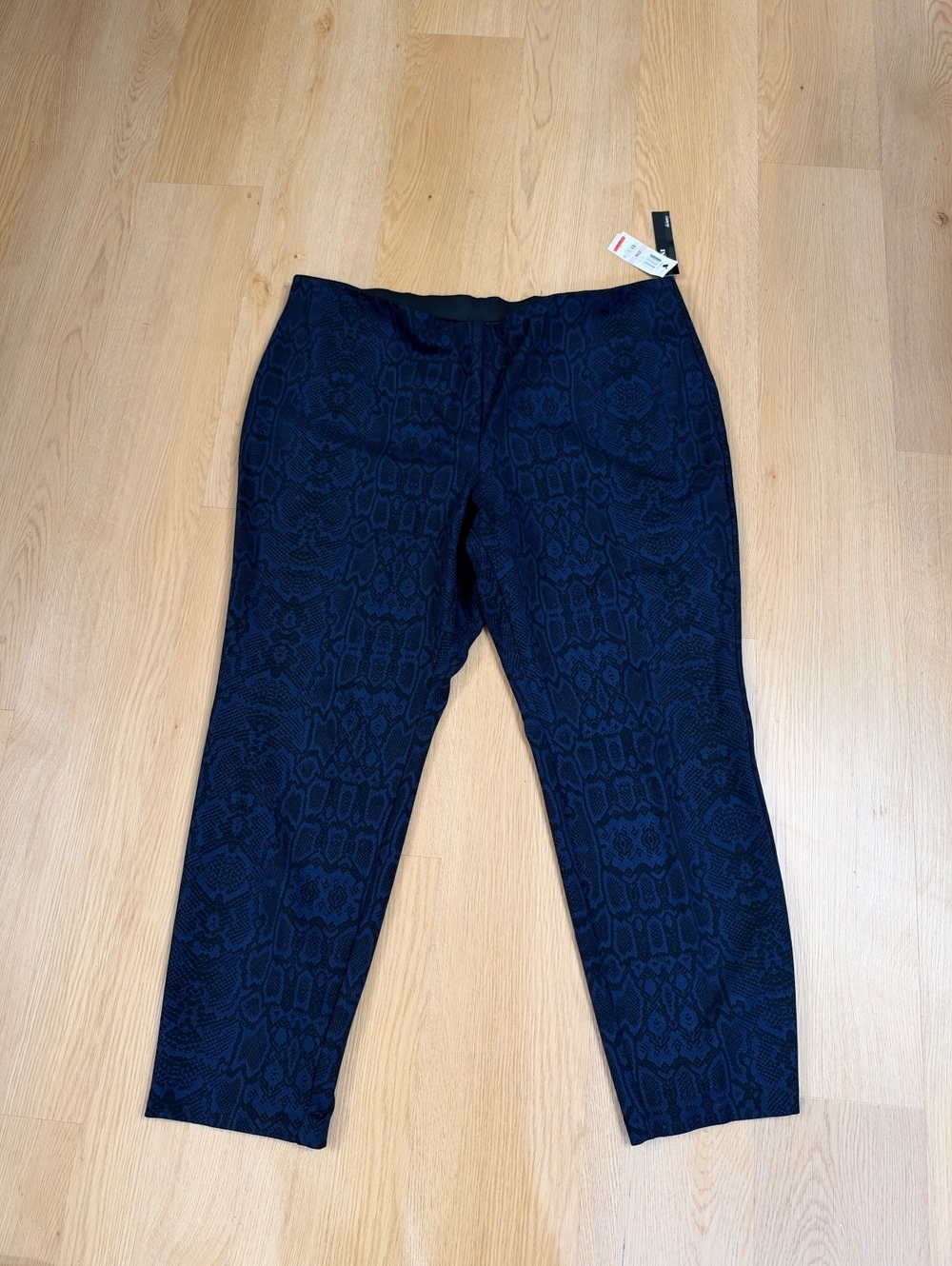 Women’s Alfani Skinny Pants Blue Snakeskin Print Size 22W NWT